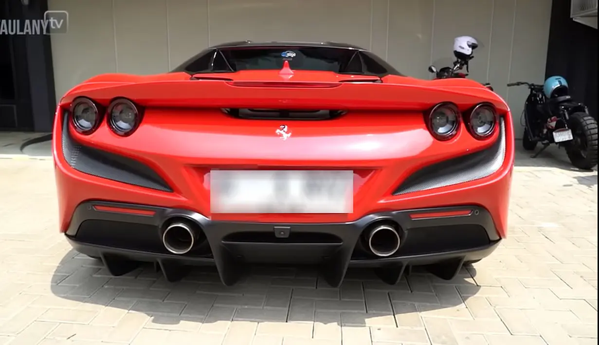 Dari berbagai sumber,  mobil Ferrari F8 Tributo milik Raffi tersebut harganya Rp 12 miliar. [Youtube/TAULANY TV]