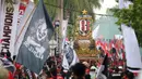Kemeriahan parade budaya yang diadakan oleh Bali United di sepanjang Jalan By Pass Dharma Giri menuju Stadion Kapten I Wayan Dipta, Bali, Senin (23/12). Parade budaya diadakan untuk merayakan gelar juara Bali United. (Bola.com/Aditya Wany)