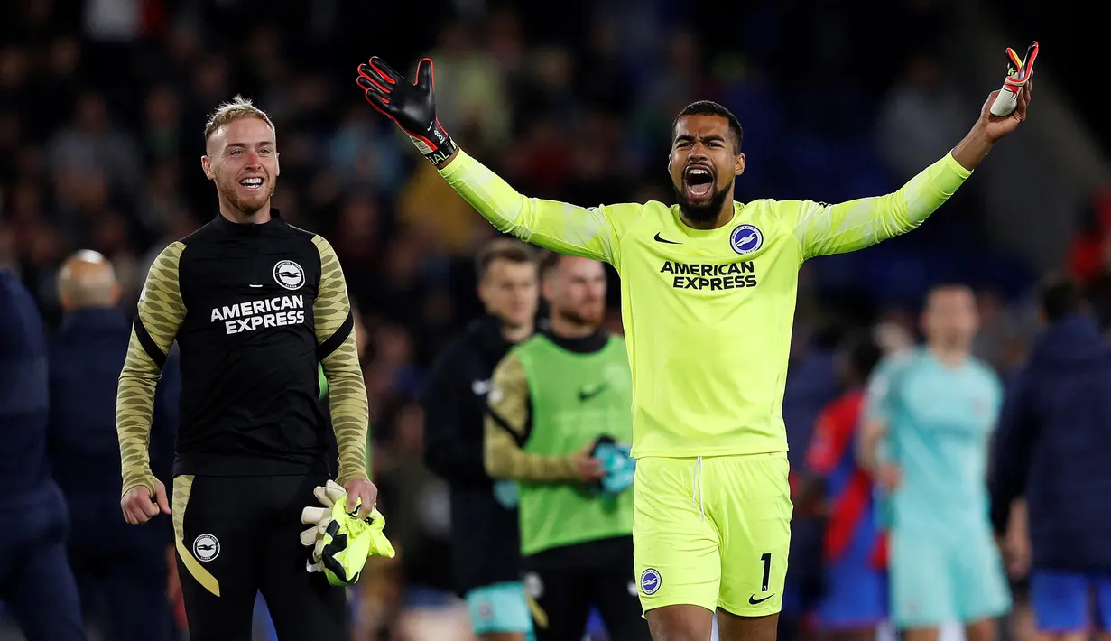 Robert Sanchez. Kiper Spanyol berusia 23 tahun ini menjalani debut bersama Brighton and Hove Albion pada 2020/2021 usai dipinjamkan ke klub lain. Telah bermain 35 laga dengan torehan 14 clean sheet dan kebobolan 32 gol. Awal 2021 ia baru memperpanjang kontrak hingga Juni 2025. (AFP/Adrian Dennis)