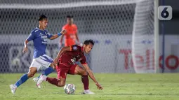 Gelandang Borneo FC Hendro Siswanto (kanan) berusaha melewati gelandang Persib Bandung Beckham Putra saat laga pekan keempat BRI Liga 1 2021/2022 di Stadion Indomilk Arena, Tangerang, Kamis (23/9/2021). Laga berakhir dengan skor 0-0. (Bola.com/Bagaskara Lazuardi)