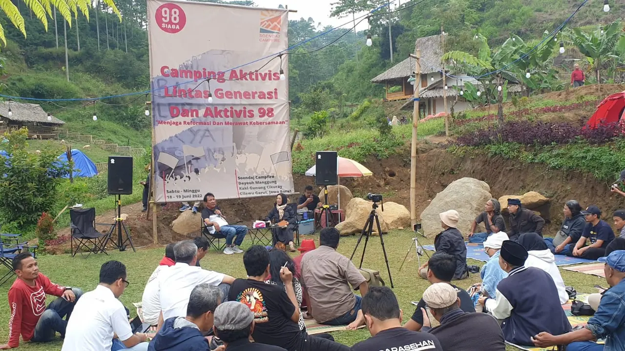 Aktivis senior Hariman Siregar turun gunung berkumpul dengan puluhan Simpul Aktivis Angkatan (Siaga) 98 dan aktivis lintas generasi, dalam kemah aktivis lintas generasi di Garut, Jawa Barat. (Liputan6.com/Jayadi Supriadin)