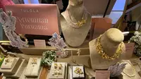 Tulola mempersembahkan koleksi perhiasan anyar yang mengusung tajuk "Pertemuan Purnama". (Liputan6.com/Putu Elmira)