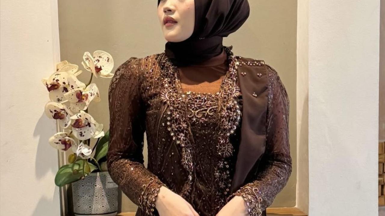 Elegan dalam Kebaya Cokelat, Putri Delina Tampil Memesona di Tasyakuran Mahalini