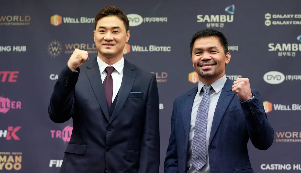 Politisi Filipina dan mantan petinju Manny Pacquiao (kanan) dan seniman bela diri Korea Selatan D.K. Yoo berpose saat konferensi pers di Pusat Pers, Seoul, Korea Selatan, Selasa (11/10/2022). Pertandingan keduanya akan berlangsung di Pusat Pameran Internasional Korea (KINTEX) di Goyang. (AP Photo/Ahn Young-joon)