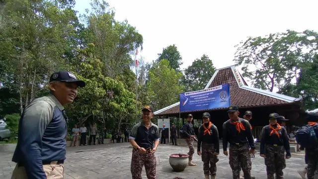 Kepala BSSN Letnan Jenderal TNI (Purn) Nugroho Sulistyo Budi saat menyambut kedatang peserta napak tilas di depan rumah Karyo Utomo. (Liputan6.com/Kukuh Setyono)