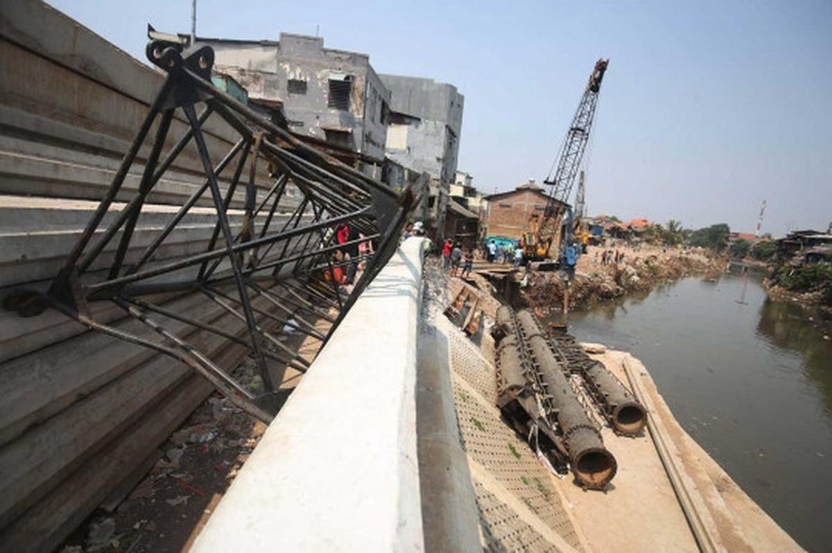 Pasca penggusuran, bantaran Ciliwung mulai dipasangi tiang pancang