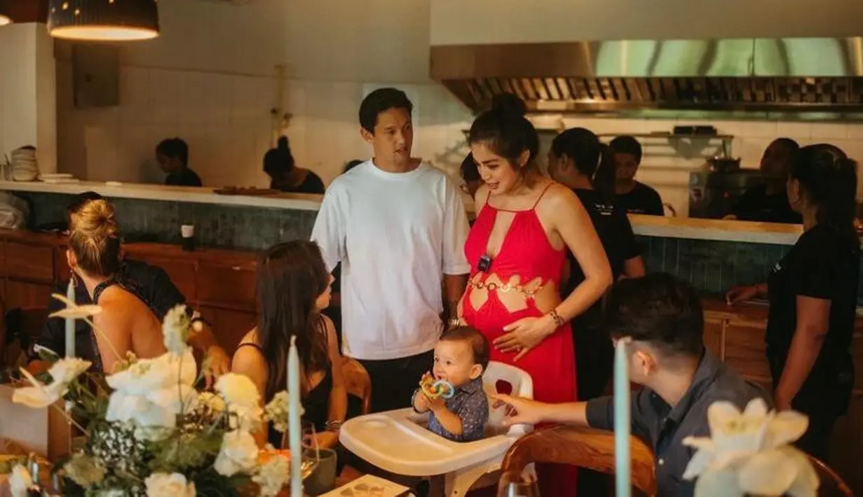 Namun tak sedikit pula netizen yang mengkhawatirkan dress ‘bolong’ yang dikenakannya.