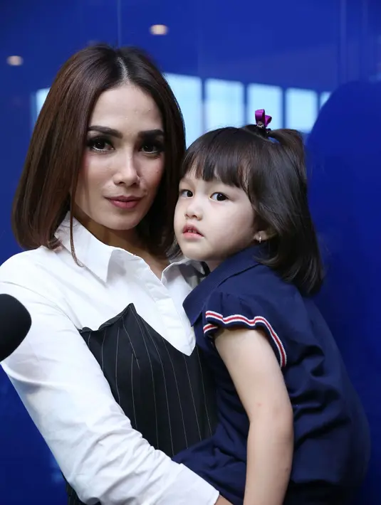 Setiap wanita umumnya ingin tampil cantik, meskipun tak semua memaknainya dengan hal yang sama. Seperti yang dilakukan oleh Ussy Sulistiawaty, karena bagi istri Andhika Pratama itu kecantikan selalu datang dari dalam diri.(Nurwahyunan/Bintang.com)