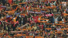 Suporter membentangkan syal saat menyaksikan laga persahabatan antara Persija melawan RCD Espanyol di Stadion Patriot Candrabhaga, Bekasi, Rabu (19/7). Persija kalah telak dari RCD Espanyol 0-7. (Liputan6.com/Helmi Fithriansyah) 