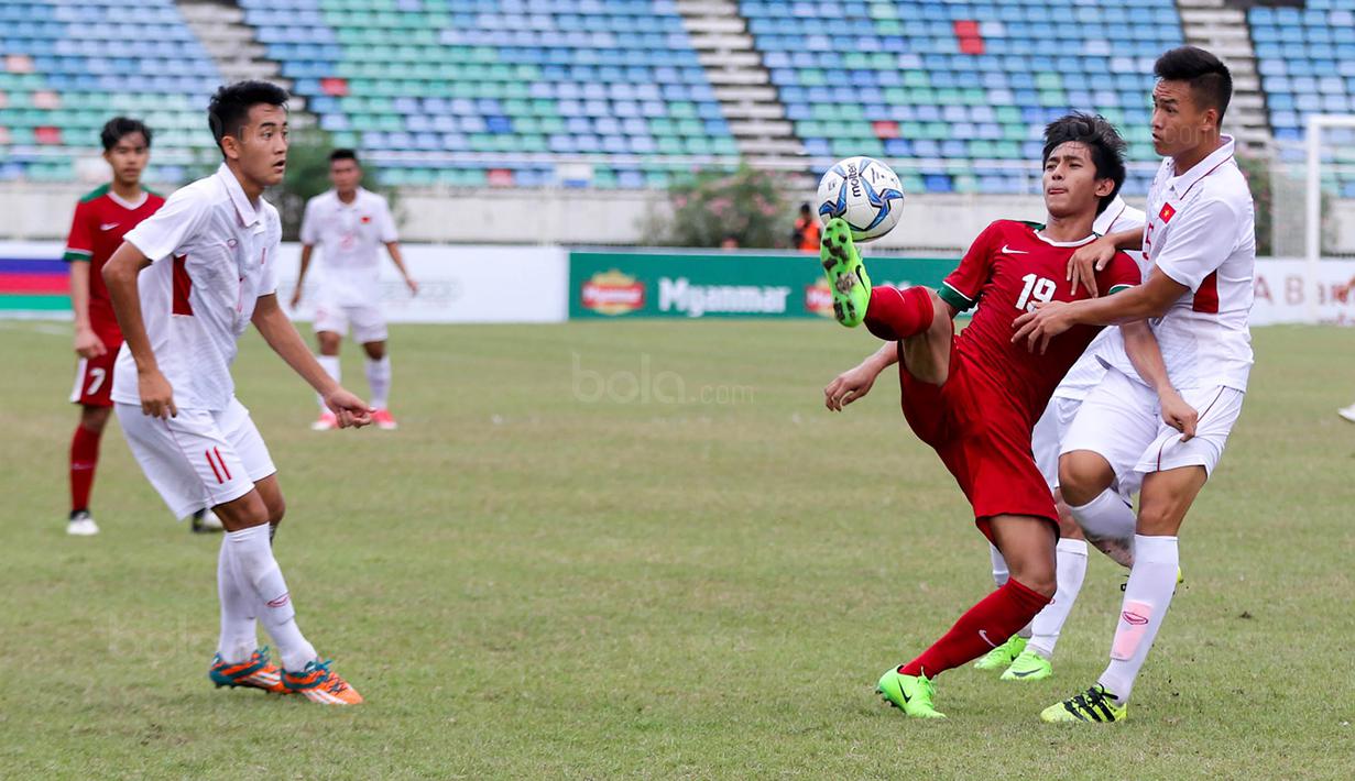 Pemain Timnas Indonesia U-19, Hanis Saghara Putra, saat pertandingan melawan Vietnam pada laga AFF U-18 di Stadion Thuwunna, Yangon, Senin (11/9/2017). Indonesia kalah 0-3 dari Vietnam. (Liputan6.com/Yoppy Renato)