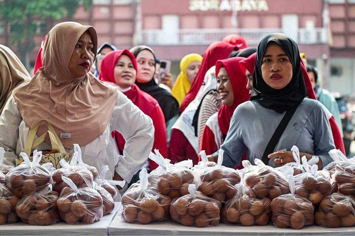FOTO: Antrean Panjang di Surabaya, 10 Ton Beras Murah Ludes Diserbu Warga