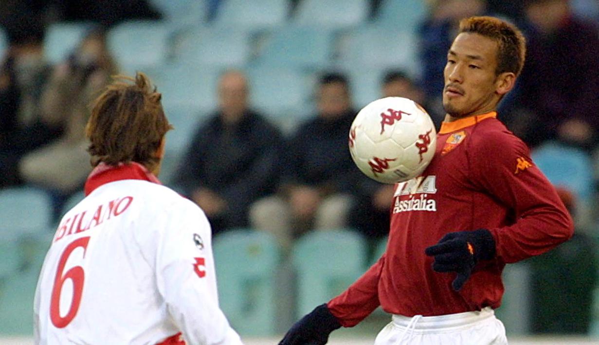 Hidetoshi Nakata. Gelandang serang Jepang yang kini berusia 45 tahun dan telah pensiun pada Juli 2006 bersama Fiorentina ini pernah memperkuat 3 klub lain di Liga Italia, yaitu Perugia, AS Roma dan Parma. Prestasi terbaiknya digapai bersama AS Roma yang diperkuatnya selama 1,5 musim pada 1999/2000 hingga 2000/2001 saat menjuarai Liga Italia di musim 2000/2001. Sementara bersama Parma yang diperkuatnya selama 2,5 musim pada 2001/2002 hingga 2003/2004 ia berhasil meraih Coppa Italia pada musim 2001/2002. Bersama 4 klub tersebut di Serie A ia total bermain dalam 181 laga dengan torehan 24 gol dan 9 assist.  (AFP/Gabriel Bouys)