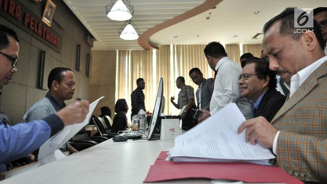 Ekonom Rizal Ramli dan pengacaranya membuat laporan terhadap Surya Paloh di Bareskrim Polri, Selasa (16/10). Sebelumnya, pada 17 September 2018, Rizal Ramli lebih dulu dilaporkan oleh Ketua DPP Partai Nasdem Taufik Basari. (Merdeka.com/Iqbal S. Nugroho)