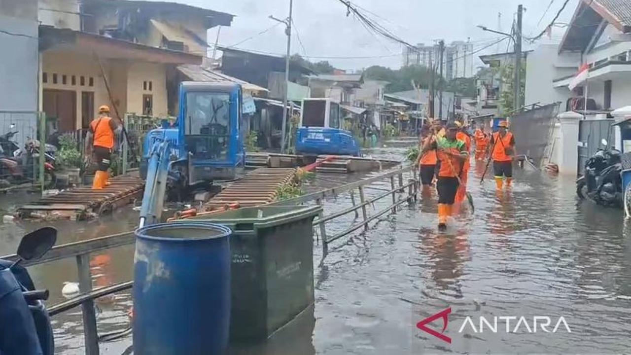 Banjir Jakarta Utara: Lima RT Masih Tergenang Air hingga Sabtu Siang