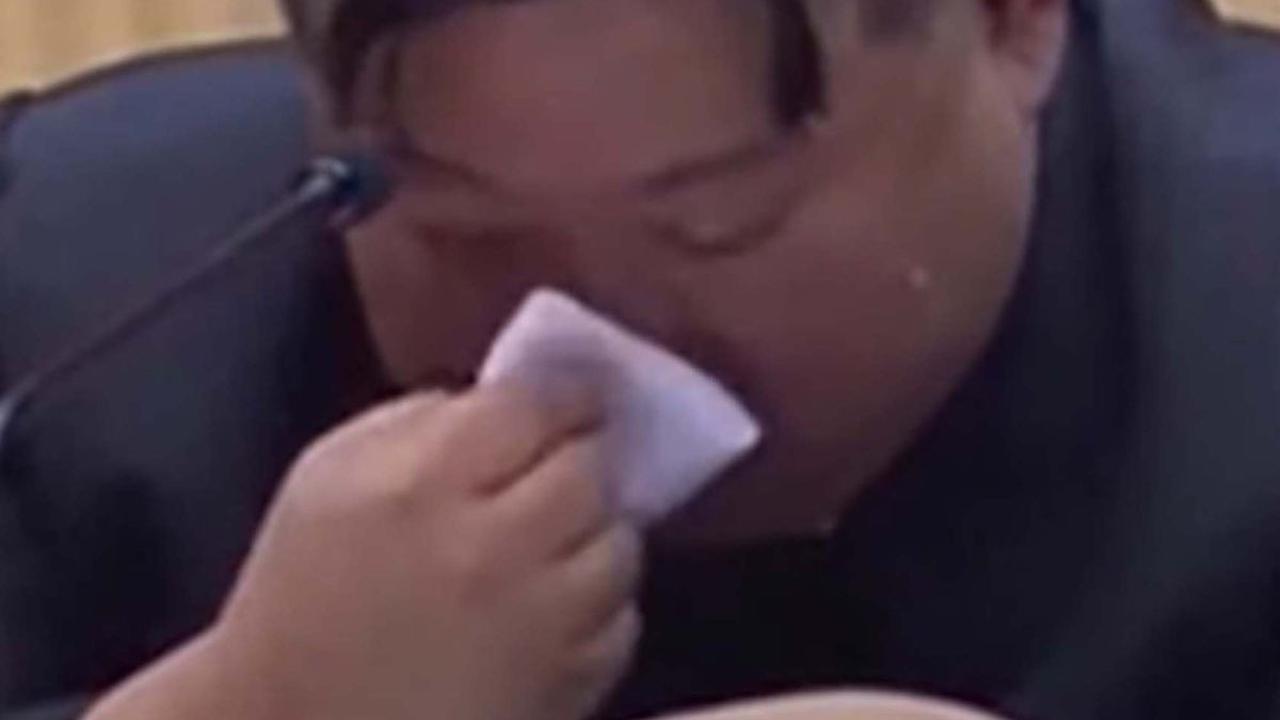 Dalam satu momen, Kim terlihat menyeka air mata yang membasahi wajahnya.