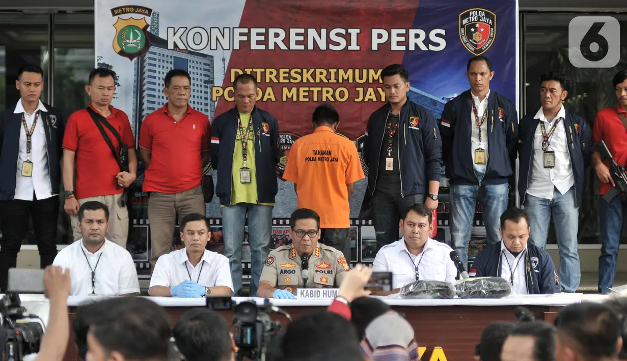 Kabid Humas Polda Metro Jaya Kombes Pol Argo Yuwono (tengah) memberi keterangan saat rilis kasus pembunuhan Rieke Andrianti di Mapolda Metro Jaya, Jakarta, Senin (11/11/2019). Polisi berhasil membekuk tersangka tunggal dalam pembunuhan Rieke Andrianti, JE. (merdeka.com/Iqbal Nugroho)