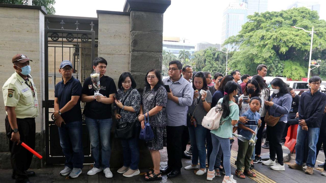 Umat Katolik berdoa untuk Paus Fransiskus di Kedubes Vatikan