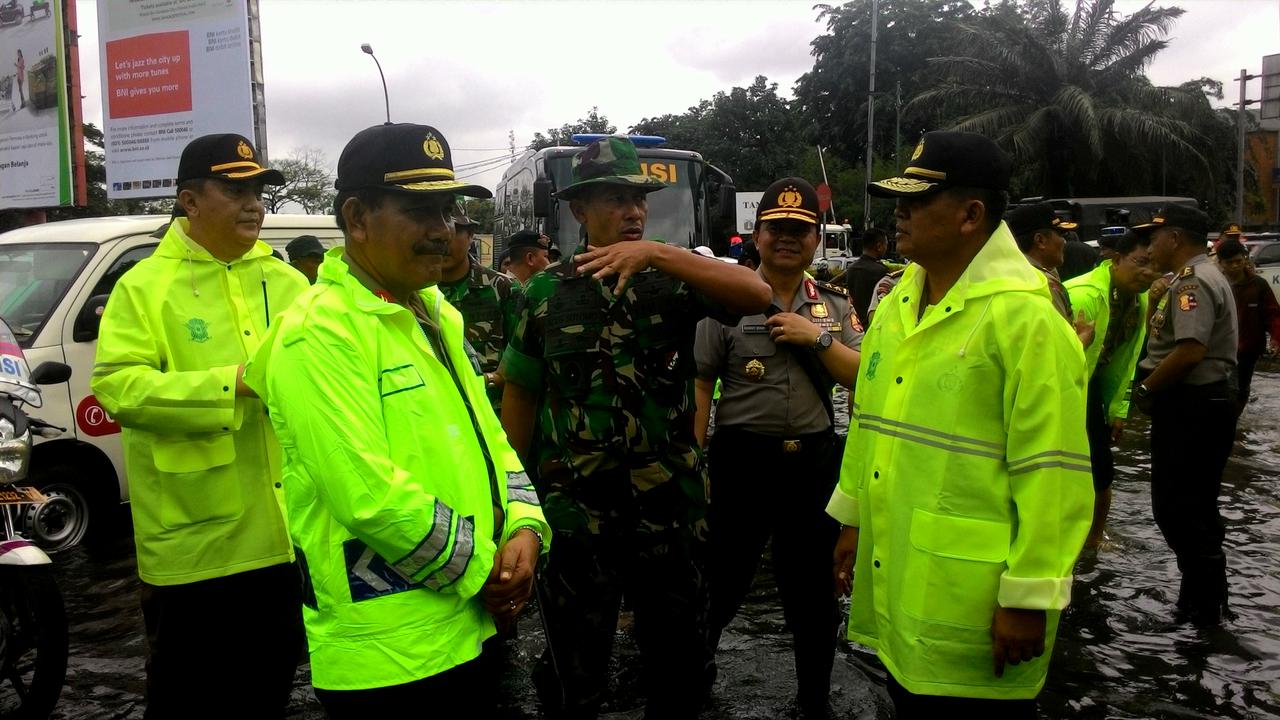 Wakapolri Badrodin Haiti Blusukan ke Lokasi Banjir Grogol