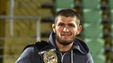 Juara kelas ringan UFC, Khabib Nurmagomedov membawa sabuk juaranya saat disambut oleh para penggemar setibanya di Makhachkala, Rusia, Senin (8/10). Nama Khabib menjadi terkenal setelah dirinya berhasil mengalahkan Conor McGregor. (AFP/Vasily MAXIMOV)
