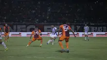 Gelandang Persib Bandung, Luciano Guaycochea mendapatkan penjagaan ketat dari para pemain Borneo FC Samarinda dalam laga tunda pekan ke-21 BRI Super League 2025/2026 di Stadion Segiri, Samarinda, Minggu (15/3/2026). (Bola.com/Erwin Snaz)