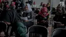 Peserta menghafal naskah selama kompetisi News Presenter dalam Emtek Goes To Campus 2018 di Surabaya, Selasa (13/11). Selain Kompetisi News Presenter, EGTC juga mengadakan workshop, inspiring sharing dan entertainment talk. (Liputan6.com/Faizal Fanani)