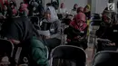 Peserta menghafal naskah selama kompetisi News Presenter dalam Emtek Goes To Campus 2018 di Surabaya, Selasa (13/11). Selain Kompetisi News Presenter, EGTC juga mengadakan workshop, inspiring sharing dan entertainment talk. (Liputan6.com/Faizal Fanani)