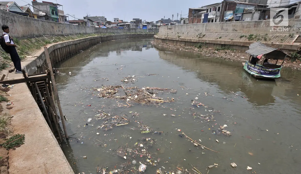 Jasa perahu getek saat mengantar warga menyeberangi Kali Ciliwung yang tengah dipenuhi sampah, Jakarta, Selasa (4/9). Sampah yang mencemari Kali Ciliwung terjadi dari hulu hingga hilir. (Merdeka.com/Iqbal Nugroho)