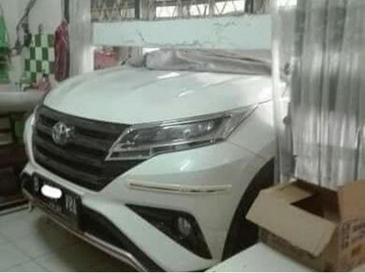 Mobil Kegedean, Tembok Jadi Korban