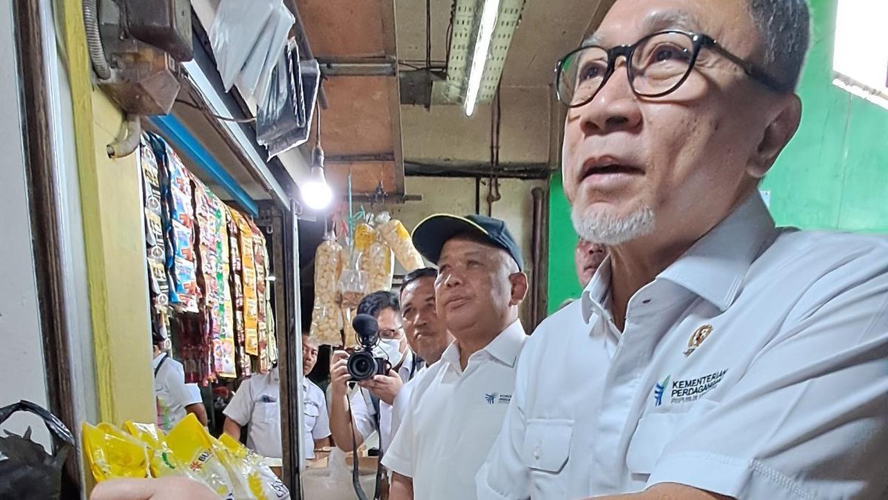 "(Harga) telur naik. Naiknya juga Rp32.000, biasanya Rp29.000," ujar Zulhas kepada media, di Pasar Klender, Jakarta, Senin (26/2).