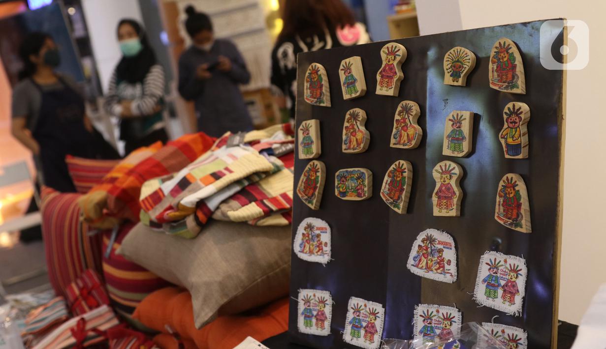 Kerajinan tangan rumahan dipamerkan dalam pameran Creative Culture Home di Sumarecon Mal Serpong, Tangerang, Banten, Selasa (27/10/2020). Pameran ini digelar guna mendukung para pelaku seni tetap kreatif dan produktif dalam berkarya di masa pandemi COVID-19. (Liputan6.com/Angga Yuniar)