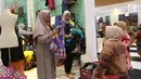 Pengunjung melihat produk-produk UMKM dalam Pameran Karya Kreatif Indonesia (KKI) di Jakarta Convention Center, Jumat (20/7). Pameran ini bertema "Sinergitas Pengembangan Pasar Kreatif Indonesia Menembus Pasar Global". (Liputan6.com/Angga Yuniar)