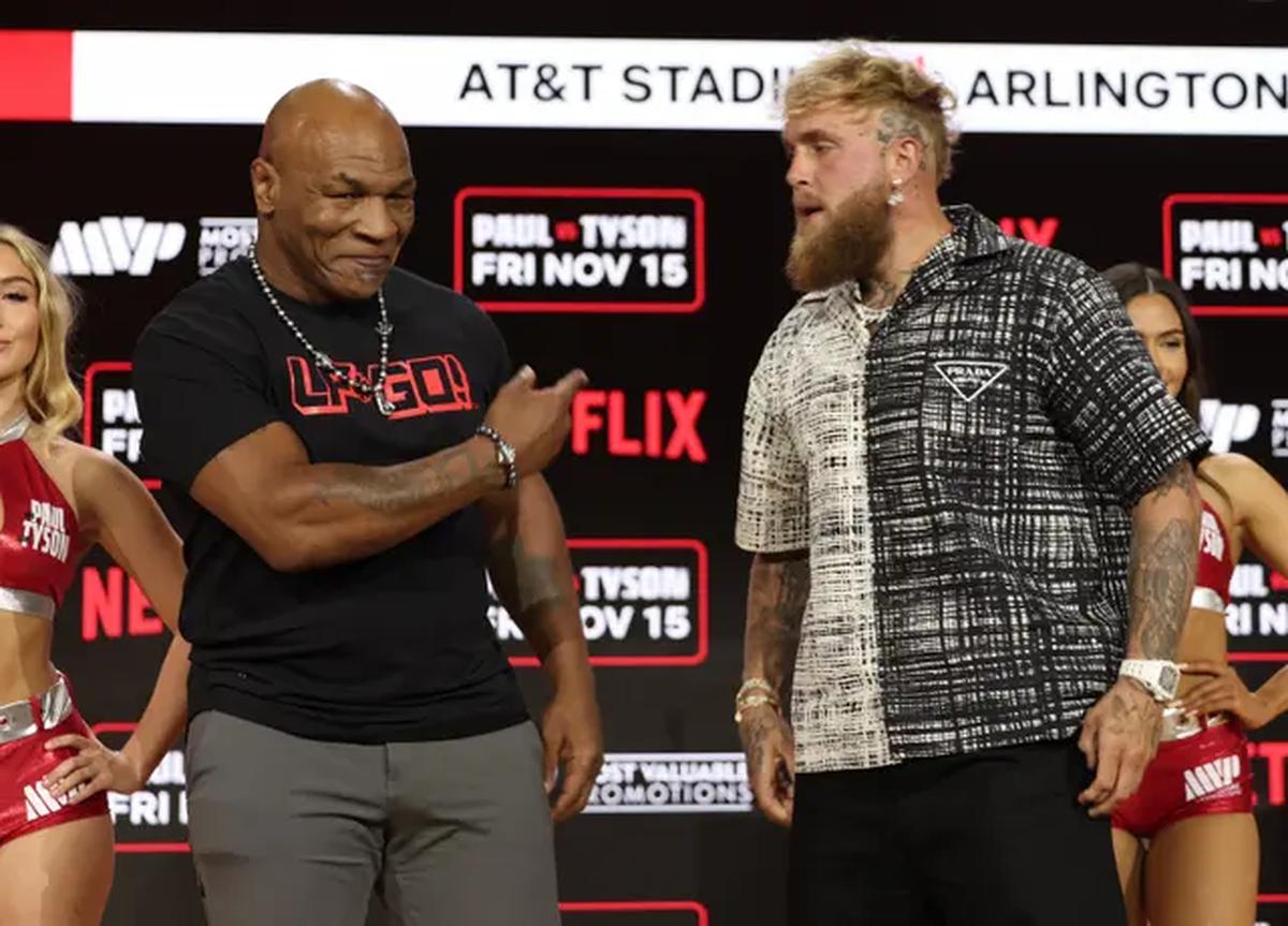 Duel Tyson vs Paul seharusnya bertarung bulan Juli lalu. Namun pertarungan ini dibatalkan setelah Si Leher Beton itu mengalami masalah pada lambungnya. (Michael loccisano / GETTY IMAGES NORTH AMERICA / Getty Images via AFP)