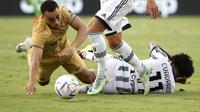 Sergino Dest Vs Juan Cuadrado dalam duel Barcelona versus Juventus di Cotton Bowl, Dallas, AS, Rabu (27/7/2022). (AFP/Getty North America/Ron Jenkins)