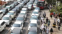 Suasana arus lalu lintas yang terlihat macet di kawasan Bundaran HI, Jakarta, Rabu (6/9). Kemacetan parah terjadi akibat ribuan massa aksi yang menutup jalan saat unjuk rasa di kantor Kedubes Myanmar. (Liputan6.com/Immanuel Antonius)
