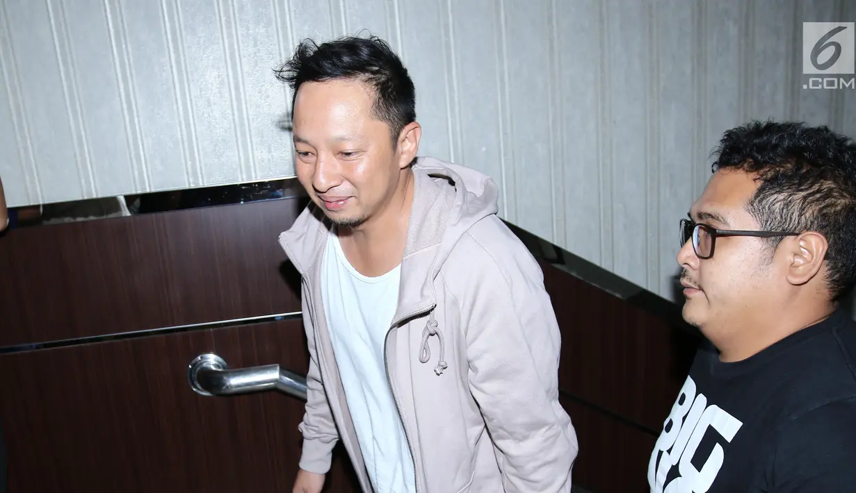 Aktor Ringgo Agus Rahman menaiki tangga menuju ruang tahanan Polres Jakarta Selatan, Jumat (4/8). Ringgo datang untuk memberikan dukungan moril kepada Tora Sudiro yang ditahan terkait dugaan kepemilikan 30 butir Dumolid (Liputan6.com/Herman Zakharia)