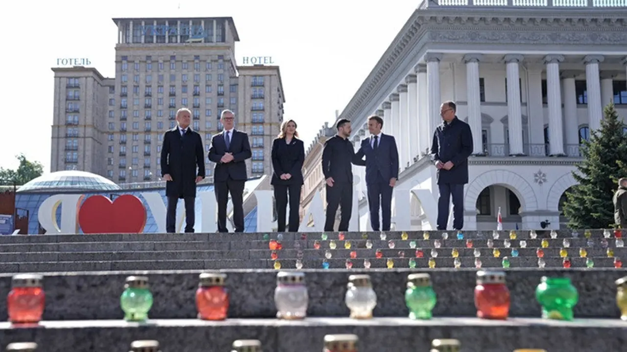 (Dari kiri) PM Polandia Donald Tusk, PM Inggris Keir Starmer, Ibu Negara Ukraina Olena Zelenska, Presiden Ukraina Volodymyr Zelenskyy, Presiden Prancis Emmanuel Macron dan Kanselir Jerman Friedrich Merz berpose di Maidan Nezalezhnosti, Kyiv, Sabtu (10/5)