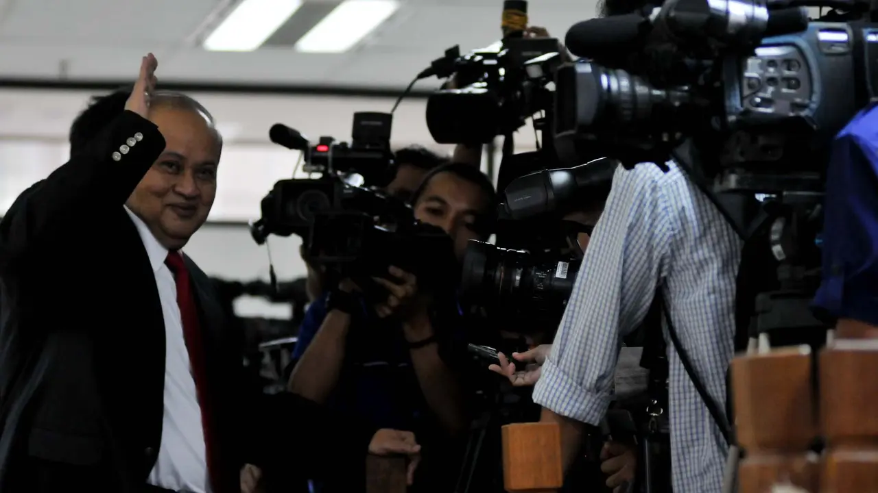[FOTO] Dituntut 4,6 Tahun dan Denda Rp.200 Juta, Emir Moeis Tersenyum
