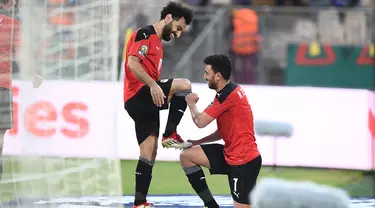 Gelandang Mesir Mahmoud 'Trezeguet' Hassan (kanan) berselebrasi dengan Mohamed Salah setelah mencetak gol pada menit ke-100 ke gawang Maroko pada pertandingan perempat final Piala Afrika (CAN) 2021 di Stade Ahmadou Ahidjo di Yaounde (30/1/2022). Mesir menang atas Maroko 2-1. (AFP/Charly Triballeau)