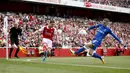 Pemain Arsenal Cedric Soares (kiri) mengumpan bola di bawah tekanan pemain Everton Jonjoe Kenny pada pertandingan sepak bola Liga Inggris di Emirates Stadium, London, Inggris, 22 Mei 2022. Arsenal menang dengan skor 5-1. (AP Photo/David Cliff)