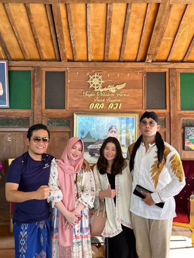 Pakai Peci dan Baju Koko, Ini 7 Momen Denny Sumargo Berkunjung ke Pesantren Gus Miftah