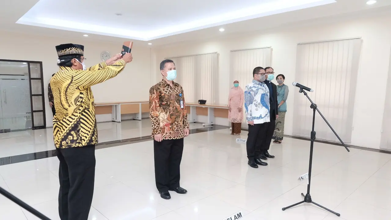 Menkeu Sri Mulyani melantik 2 pejabat di lingkungan Kementerian Keuangan yakni Basuki Purwadi sebagai Direktur Lembaga Manajemen Aset Negara (LMAN) dan Febrio Nathan Kacaribu sebagai Kepala Badan Kebijakan Fiskal. (Dok Kemenkeu)