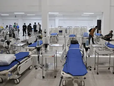 Petugas menyiapkan perlengkapan ruang isolasi Rumah Sakit Darurat Penanganan COVID-19 di Wisma Atlet, Kemayoran, Jakarta, Minggu (22/3/2019). RS Darurat Penanganan COVID-19 hampir 100 persen rampung. (merdeka.com/Iqbal S. Nugroho)