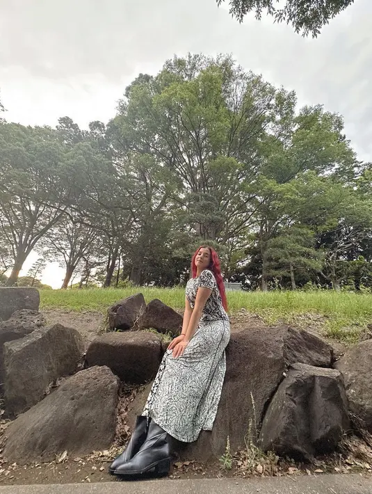 Picnic but make it fashionable? Tasya Farasya berpose di bawah pepohonan dengan dress panjang bernuansa hitam-putih bermotif floral. Tampilannya menjadi lebih stylish dengan padu padan sepatu boots hitamnya. Mana gaya liburan Tasya Farasya yang paling slay menurutmu, Sahabat FIMELA? Foto: Instagram.