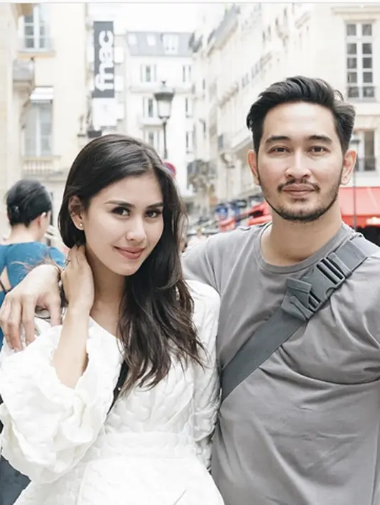 "Tanggal belum ada, cuma awal-awal-lah. Pokoknya sebelum musim hujan. Yah, maksimal di pertengahan tahun (2018). Setelah lamaran langsung nentuin tanggal pernikahan," kata Jeje, di Kebon Jeruk, Senin (4/9) dilansir dari Liputan6. (Instagram/ritchieismail)