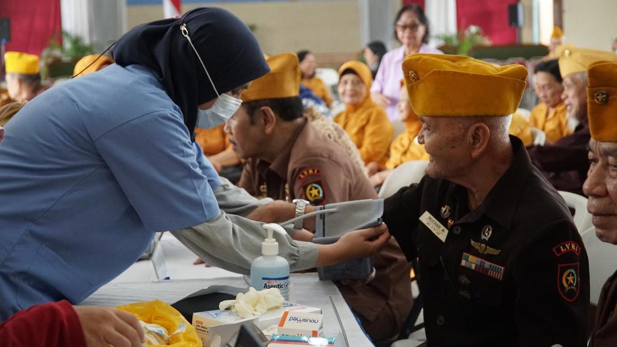 Yayasan Rabu Biru dan Kemhan Gelar Bakti Sosial untuk Veteran Perang di Bulan Ramadan