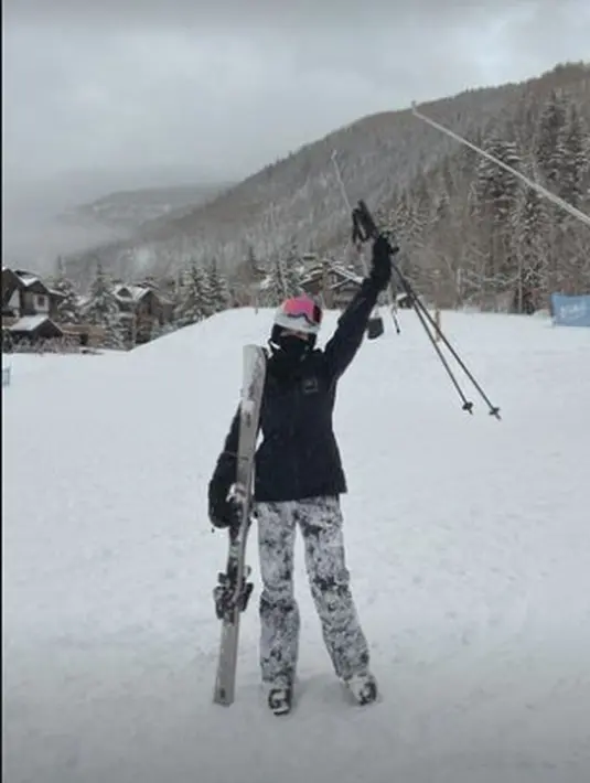 Anya Geraldine juga tampil dengan jaket hitam dan celana black and white saat main ski di Jepang [@anyageraldine]