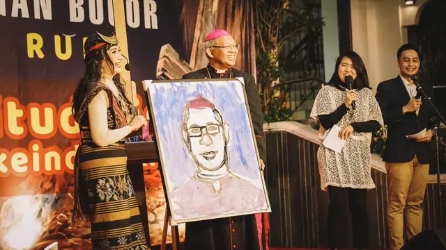 Del Sarono melukis wajah Uskup Bogor, Mgr. Paskalis Bruno Suukur O.F.M.