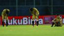 Para pemain Bhayangkara Solo FC tertunduk lesu setelah ditaklukkan Persija Jakarta 1-2 dalam laga matchday ke-3 Grup B Piala Menpora 2021 di Stadion Kanjuruhan, Malang, Rabu (31/3/2021). (Bola.com/M Iqbal Ichsan)