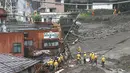 Tim penyelamat melakukan operasi pencarian di lokasi tanah longsor di Izusan di Atami, Minggu (4/7/2021). Pemerintah menurunkan sekitar 700 orang dari polisi prefektur Shizuoka, petugas pemadam kebakaran dan militer Jepang melanjutkan upaya pencarian dan penyelamatan korban. (Kyodo News via AP)