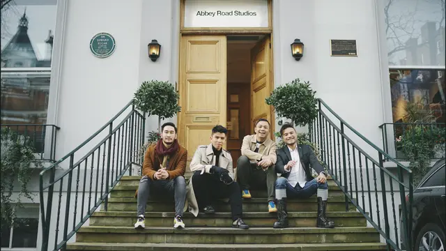 Band Govinda melakukan rekaman di Abbey Road Studios London.